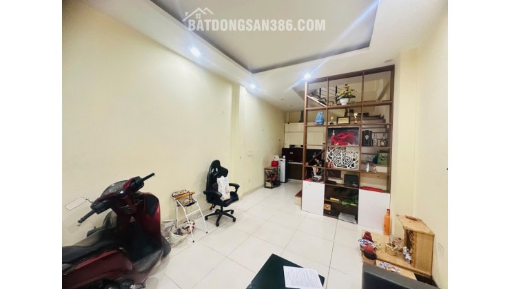 BÁN NHÀ CẦU GIẤY - Ô TÔ VF3 ĐỖ CỬA, 33M - 5 TẦNG ĐẸP, FULL NỘI THẤT, GIÁ 8,3 TỶ